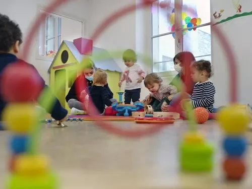 Le Bourget : à 2 ans, il espionne la crèche pour prouver des...